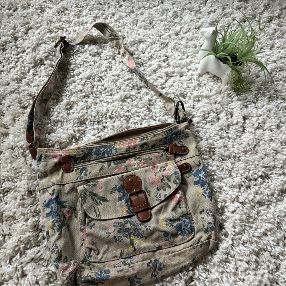 Cute vintage floral crossbody bag with adjustable straps and buckle closure bag - Picture 3 of 4